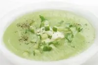 Зеленый гаспачо с хлебным мякишем