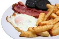 Яичница с картофельной соломкой и беконом