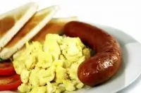 Болтунья на тосте с колбасками