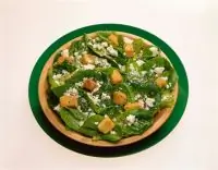 Салат «Цезарь» с приправленными зеленью крутонами