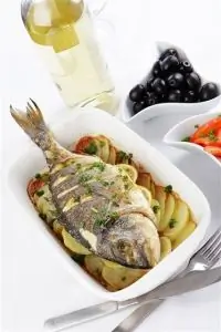 Дорада, запеченная с лимонным соком, петрушкой и сливочным маслом