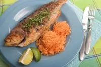 Дорада, запеченная с белым вином и хлебными крошками