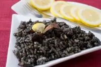Кальмар в чернилах с рисом
