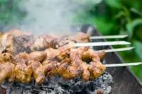 Куриный шашлык с ежевичным соусом