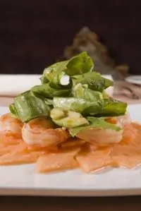 Креветки с дыней, рукколой и розовым перцем