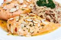 Курица с белым вином и миндалем