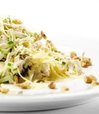 Куриный салат с орехами