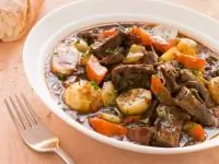 Бычьи хвосты с овощами