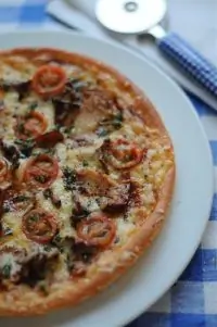 Пицца с лесными грибами и молодым тимьяном