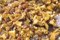 Яблочный чатни со специями и изюмом