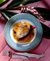 Рыба-меч с луком и белым вином