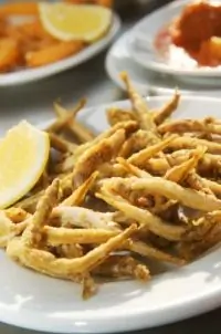 Сардины, жаренные в яйце