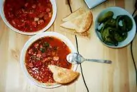 Томатный суп с копчеными колбасками