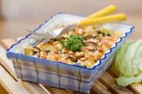 Тушеная курица с сельдереем и кабачками