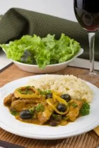 Куриная грудка с хересом, оливками и маслинами