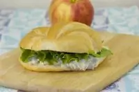 Сэндвич с тунцом, яблоком и листьями салата