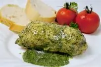 Цыленок, запеченный с соусом песто