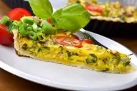 Омлет со сливочным маслом и луком пореем