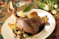 Баранья нога, тушенная в красном вине