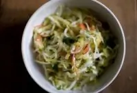 Салат из капусты, яблок, сладкого перца и семян подсолнечника