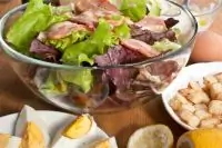 Салат с яйцом и беконом