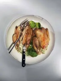 Цесарка, фаршированная творожным сыром и ветчиной