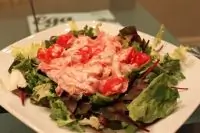 Зеленый салат с печеными помидорами