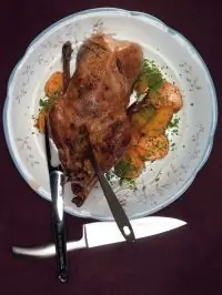 Гусь с яблочным чатни с печеными овощами