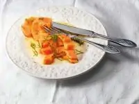 Папайя с соком лайма, медом, мятой и базиликом