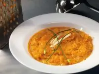 Суп из моркови, брокколи и имбиря, с бобовыми проростками и зеленым луком