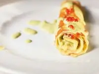 Ржаные блинчики с соусом из зеленого лука, кинзы, сметаны и красной икры