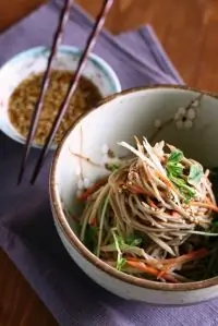 Салат с вермишелью из брокколи и моркови