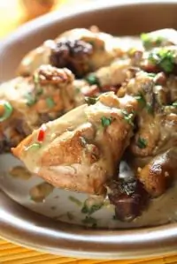 Курица в лимонно-медовом соусе с кедровыми орешками