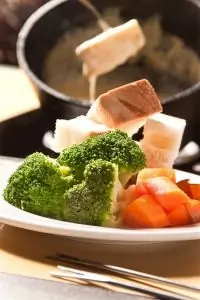 Фондю «Три сыра» с капустой брокколи и морковью