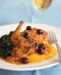 Тушеная утка с красным вином и оливками