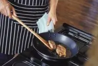 Эскалопы с луком-пореем и апельсиновым маслом