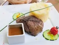 Говяжье филе с перцем и соусом из портвейна