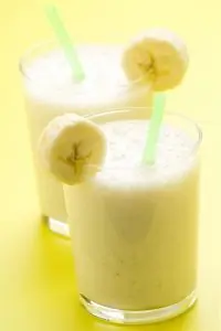 Молочный коктейль из бразильских орехов и банана