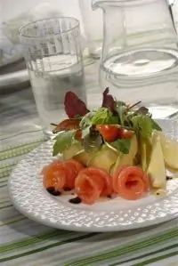 Салат из рукколы, мангольда и семги