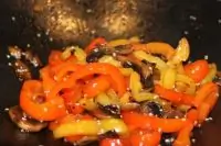 Грибы с овощами жареные в воке