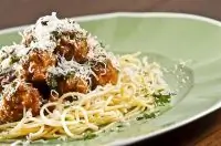 Мясные шарики с базиликом и спагетти