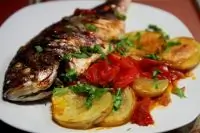 Дорада на помидорах с картофелем