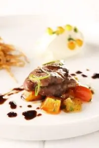 Утиные грудки в специях с салатом из персиков и чили