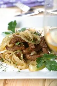 Печеное говяжье филе с карамелизованным луком и кремом из хрена