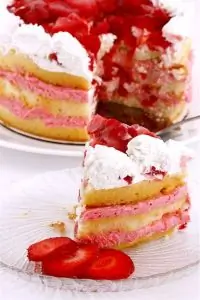 Пирог с клубникой и сливками