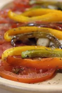 Сладкий перец, тушенный с чесноком и чили