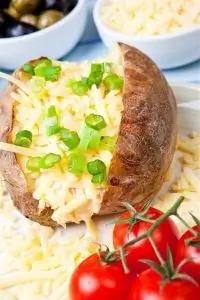 Картофель в мундире, фаршированный луком-пореем и сырами