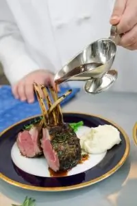 Запеченая баранина с корочкой из трав