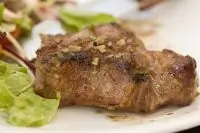 Говяжьи стейки с лимонным соком и травами