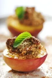 Печеные персики с йогуртом, медом и жареными грецкими орехами